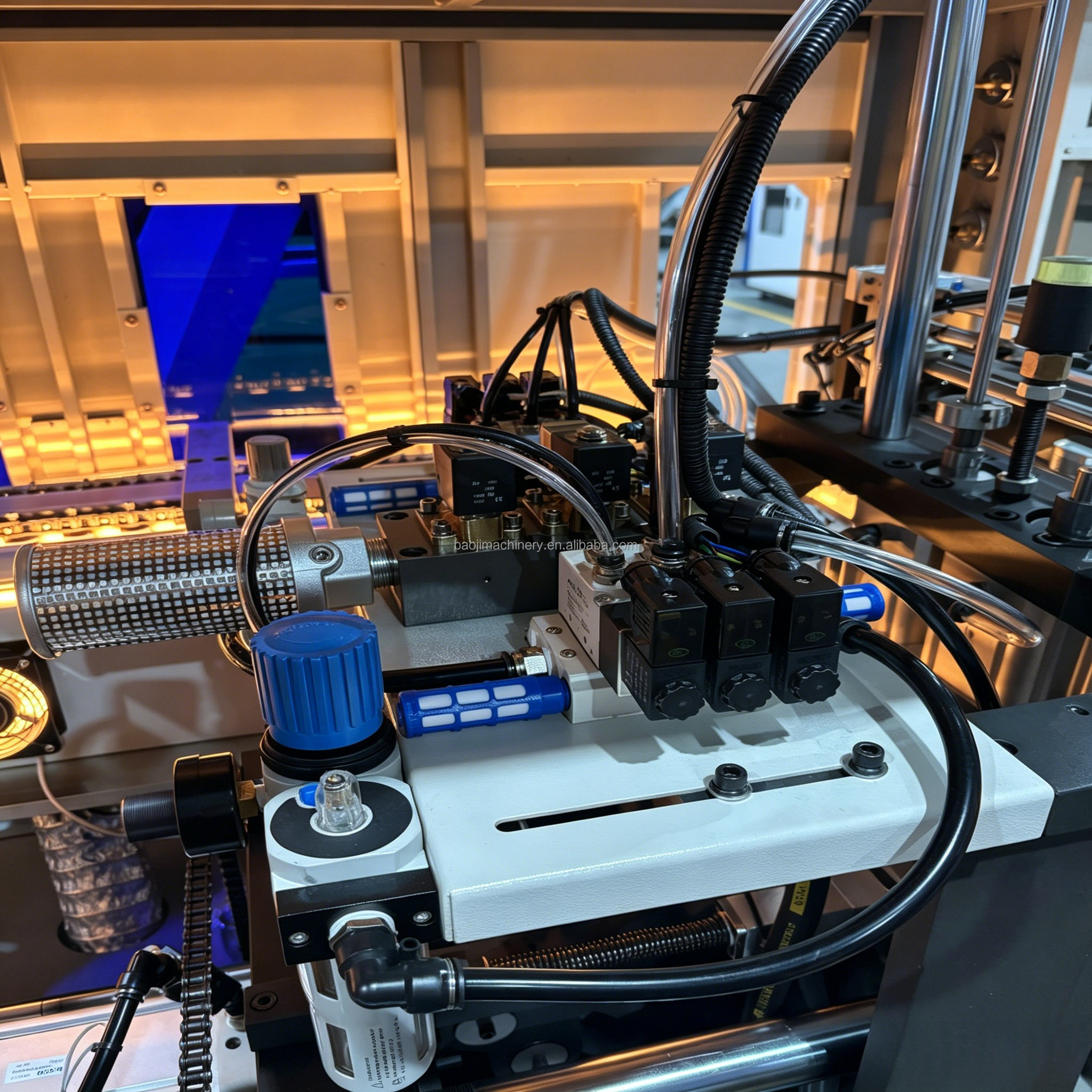 New Design Full-Automatic Mitsubishi PLC PET Small Bottle Blowing Machine with Low Cost and High Efficiency 3 New Design Full-Automatic Mitsubishi PLC PET Small Bottle Blowing Machine with Low Cost and High Efficiency 3